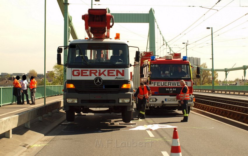 Arbeiter abgestuerzt vom PKW ueberfahren Koeln Muelheim Muelheimer Bruecke P62.JPG